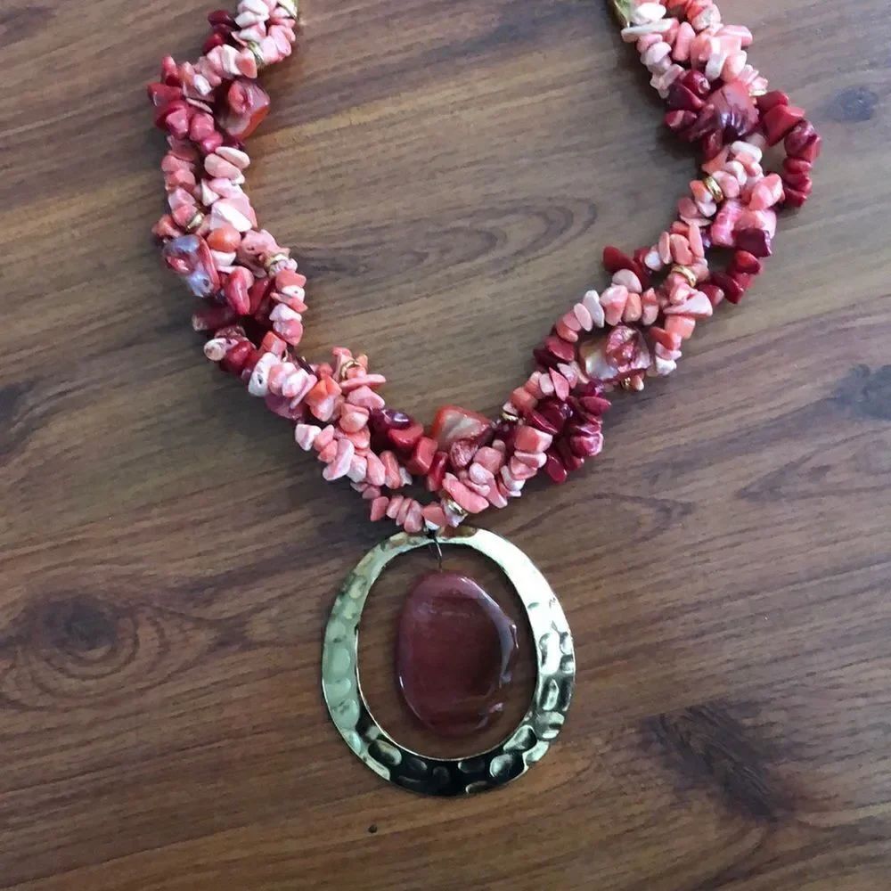 Shell Statement necklace. Gold and stone. - Picture 10 of 10